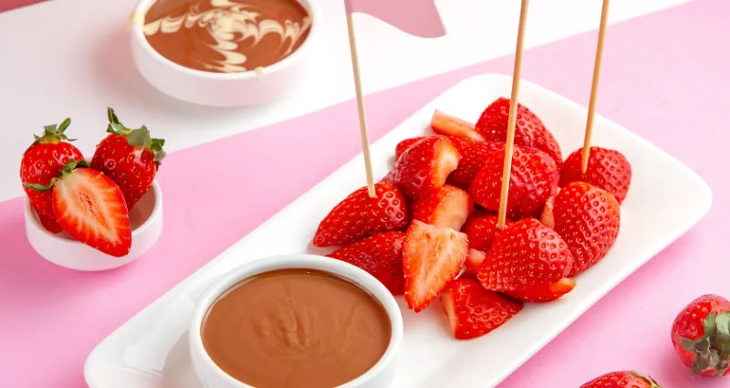 strawberry dubai chocolate cup